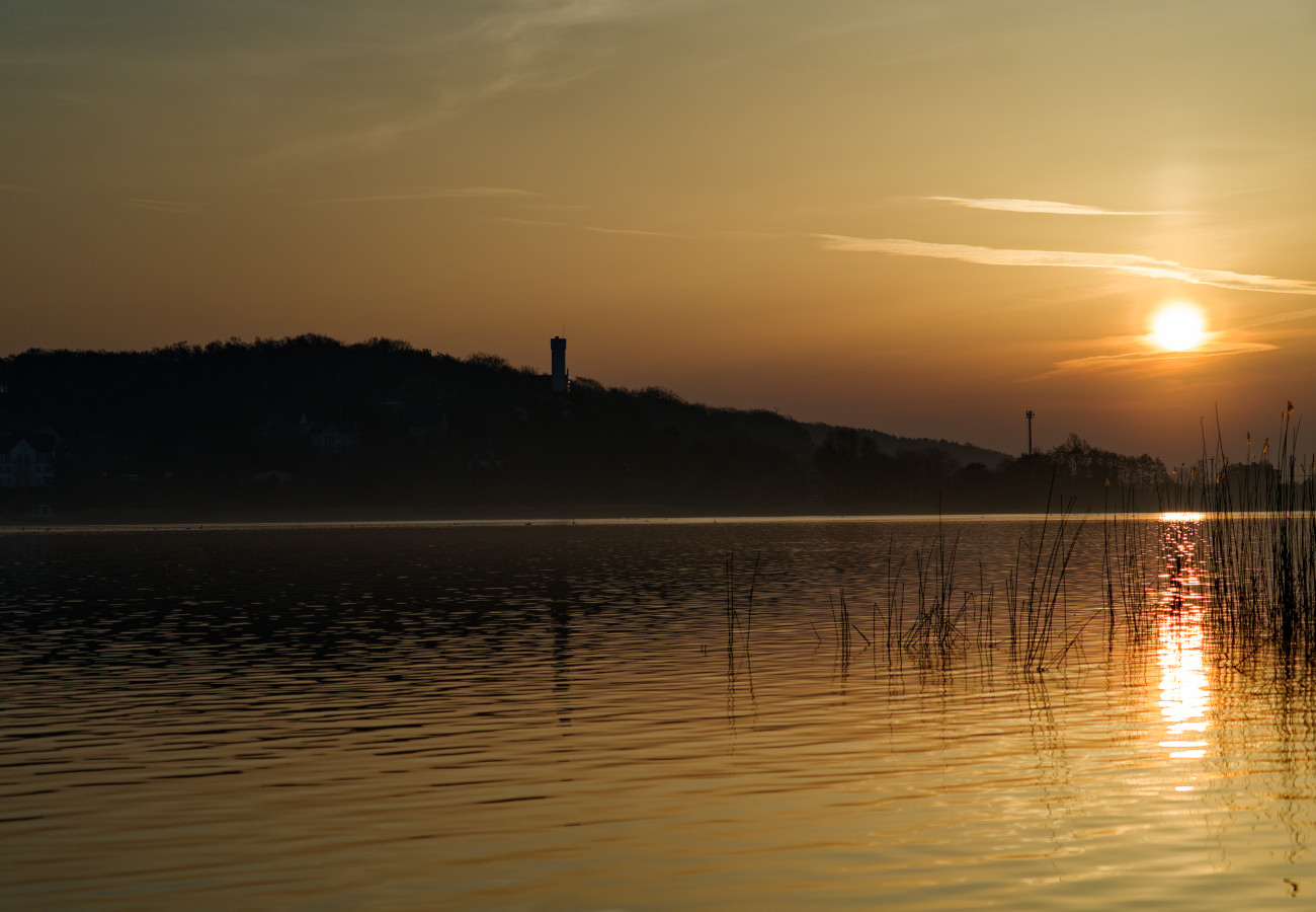 Blick über den Großen Jasmunder Bodden auf die Villa Schlösschen Lichtenstein