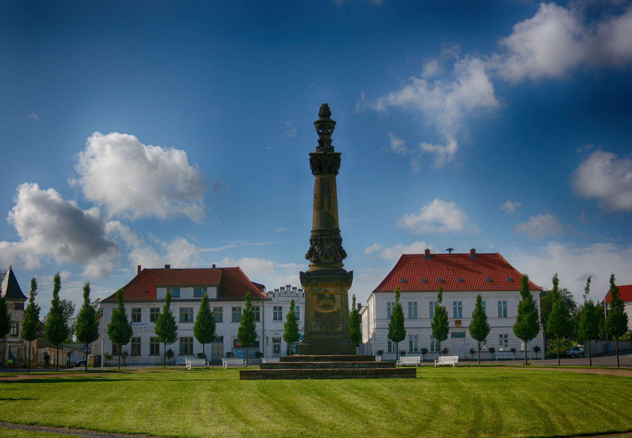 Markt Putbus mit Säule.