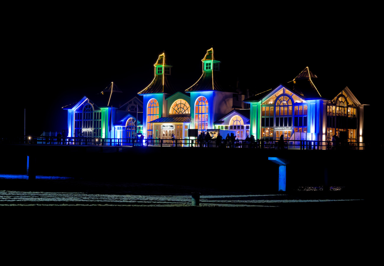 Die Seebrücke Sellin am Silvesterabend kurz vorm Feuerwerk.